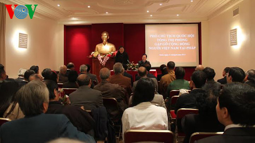 รองประธานรัฐสภาเวียดนามต่องถิฟ้องชื่นชมส่วนร่วมของชมรมชาวเวียดนามที่อาศัยในฝรั่งเศสต่อประเทศ